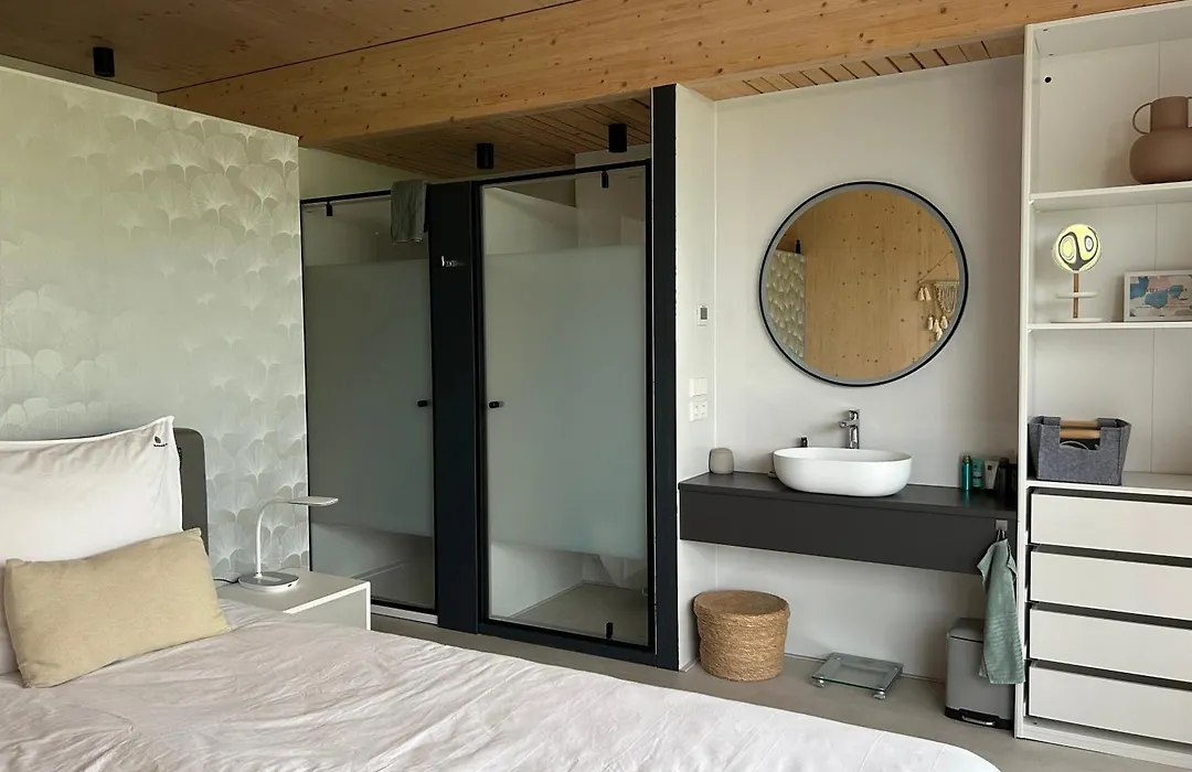 B&B Veluwemeer, Jacuzzi, Swim Spa, Sauna, Steam Bath And Sandy Beach-1