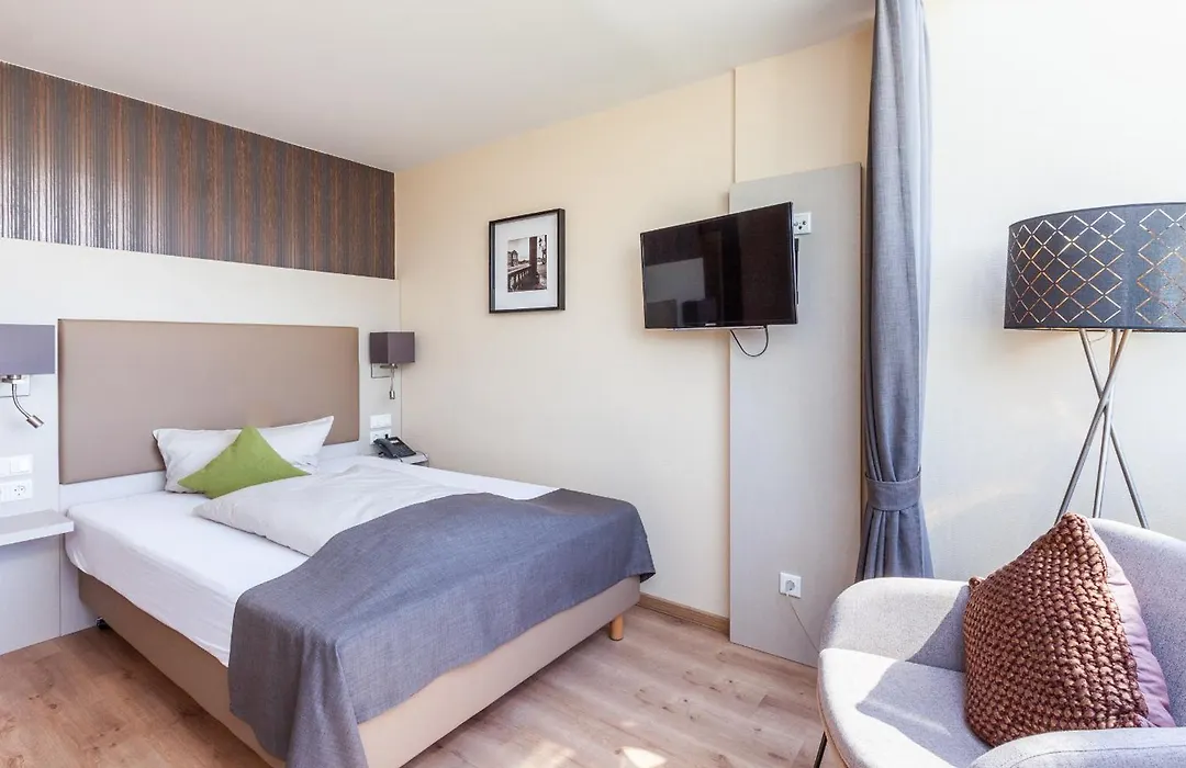 Hotel Wittelsbacher Hoeh-1