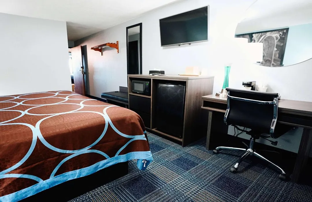 Super 8 By Wyndham Pueblo-1