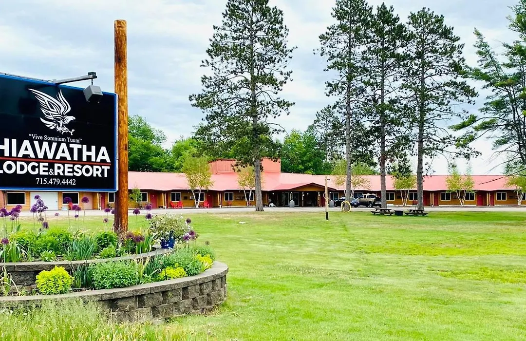 Hiawatha Lodge Inn-1
