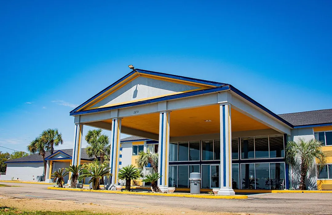 Super 8 By Wyndham Biloxi At The Beach-1