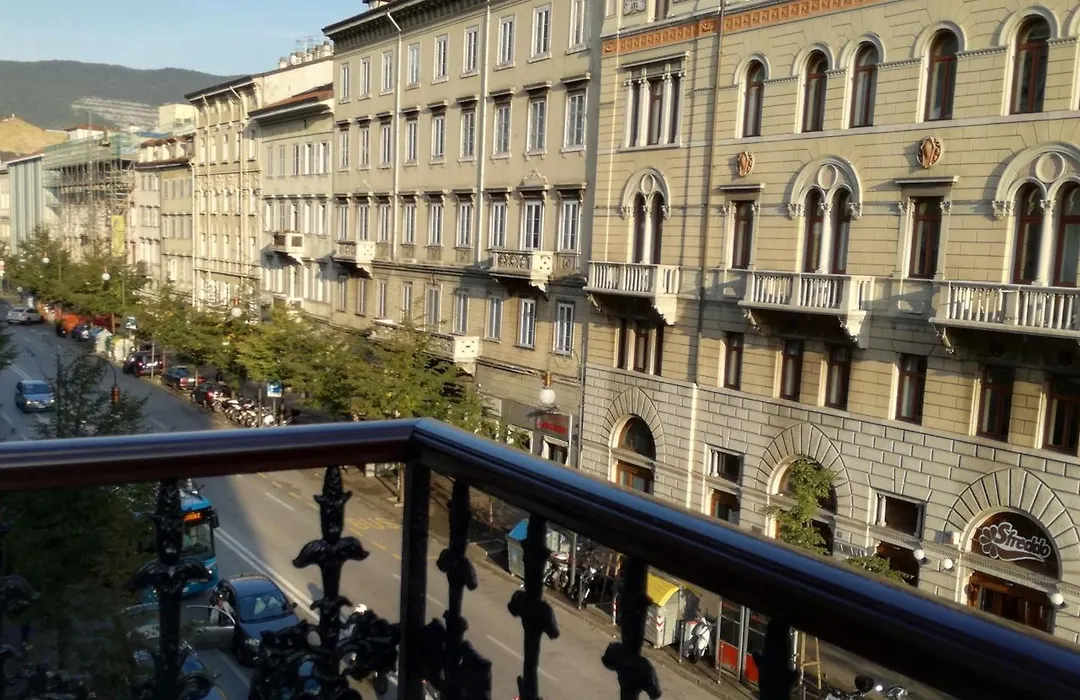 Trieste Center Rooms&Apartments - Fiori di Trieste-1