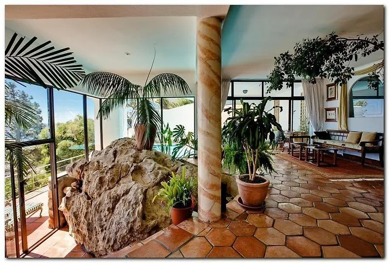 Bayview Penthouses And Rooms-1