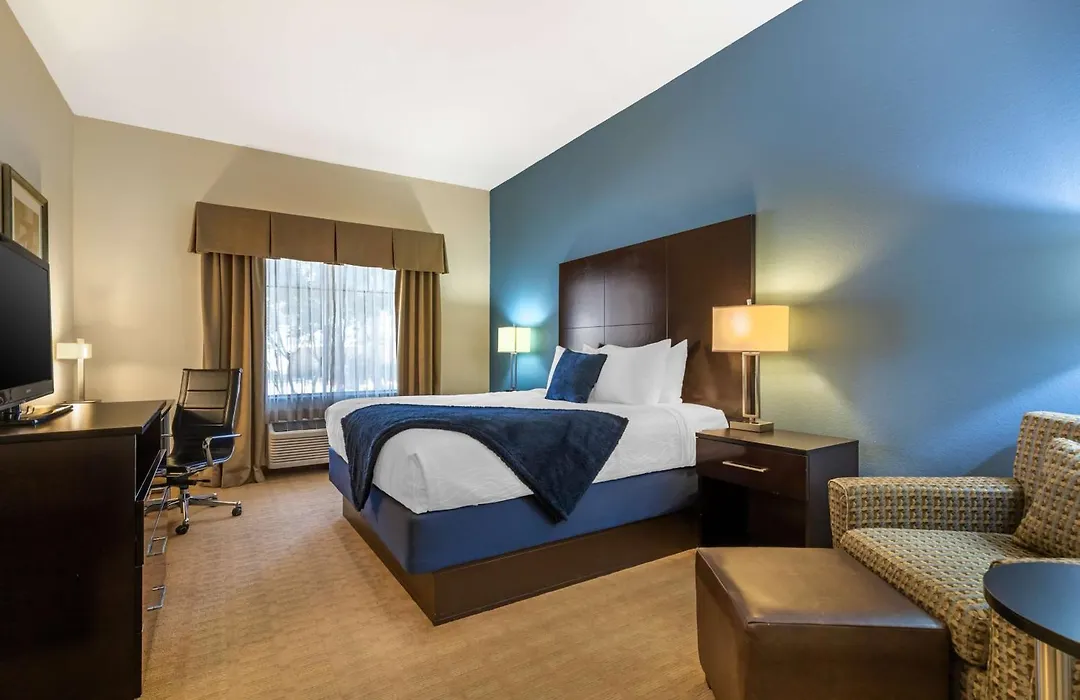 Best Western Plus Lytle Inn And Suites-1