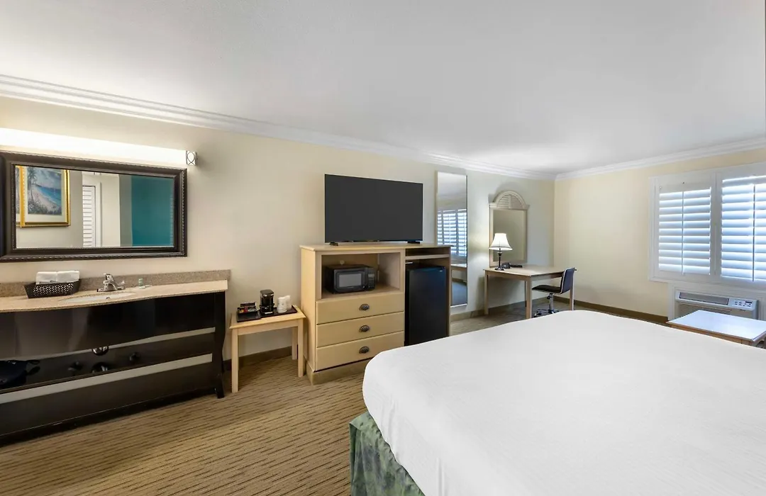 Best Western Harbour Inn & Suites Huntington - Sunset Beach-1