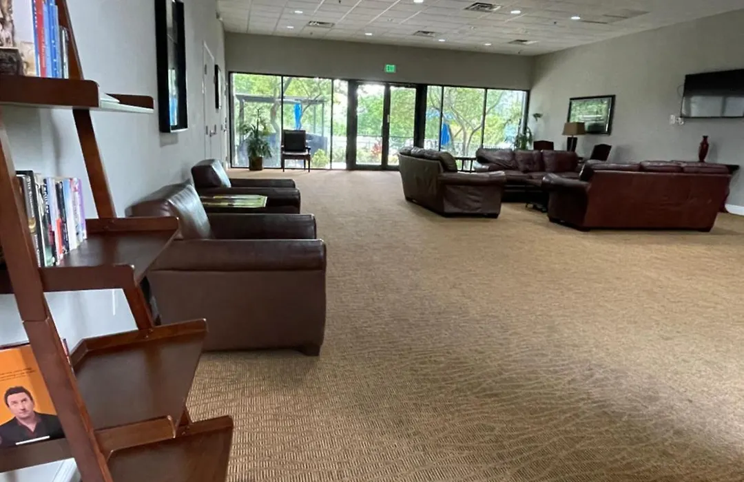 Lovely 1 Bedroom Condo With Pool-1