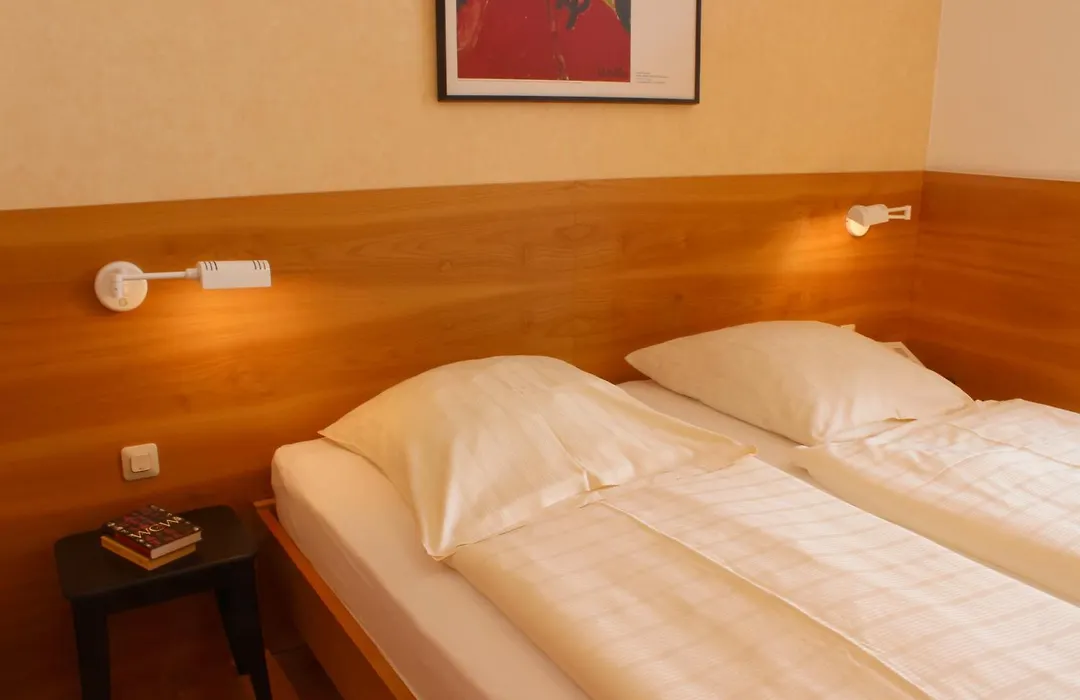 An der Persiluhr Stadt-gut-Hotel-1