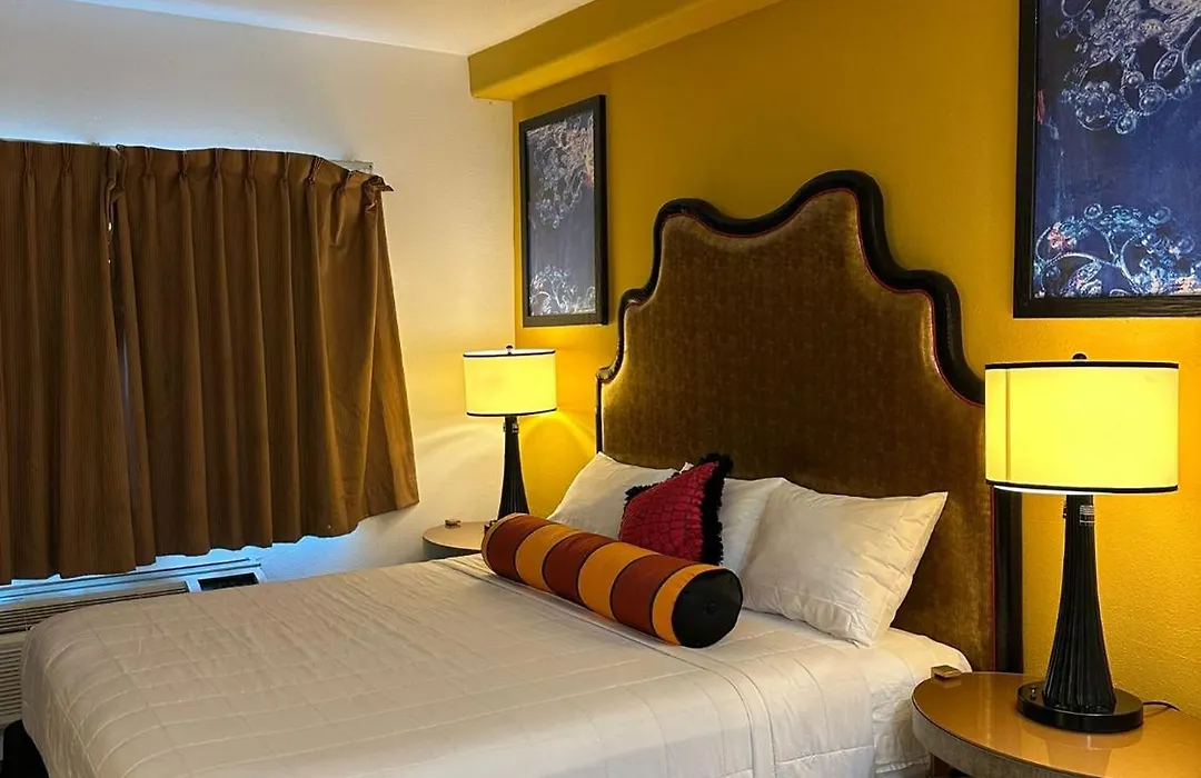 Howard Johnson By Wyndham Bakersfield-1