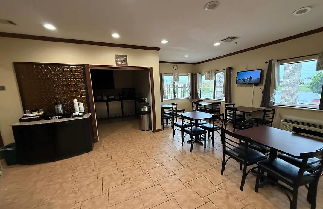 Days Inn By Wyndham Navasota-1