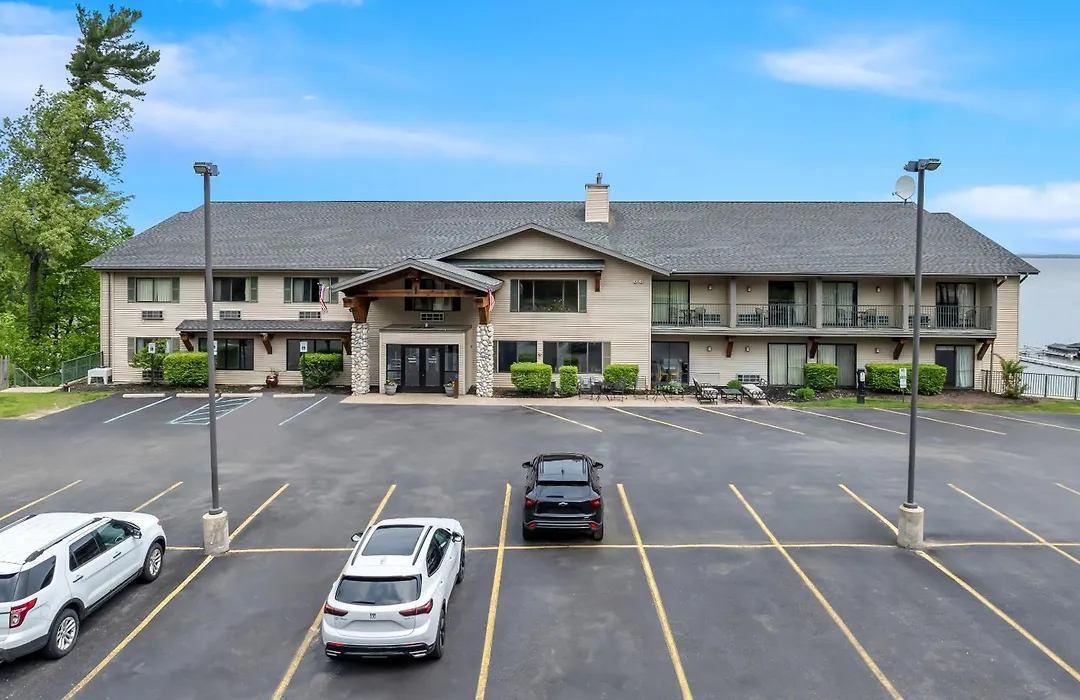 Beachfront Hotel Houghton Lake-1
