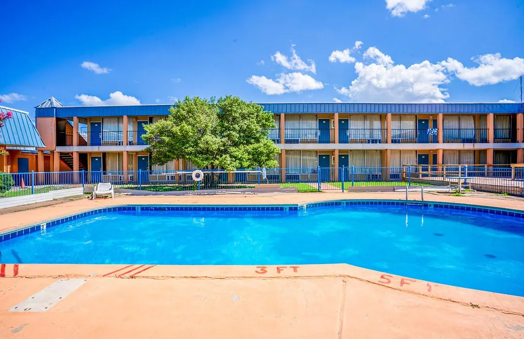 Castle Inn & Suites By Oyo Lawton-1