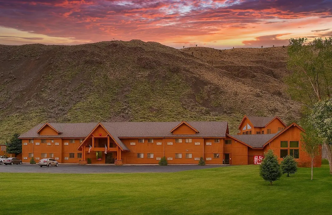 Yellowstone Village Inn And Suites-1