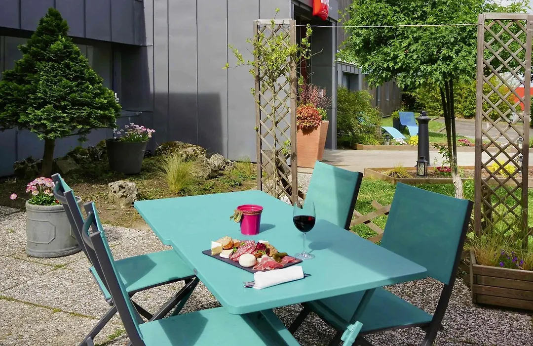 Ibis Nemours-1