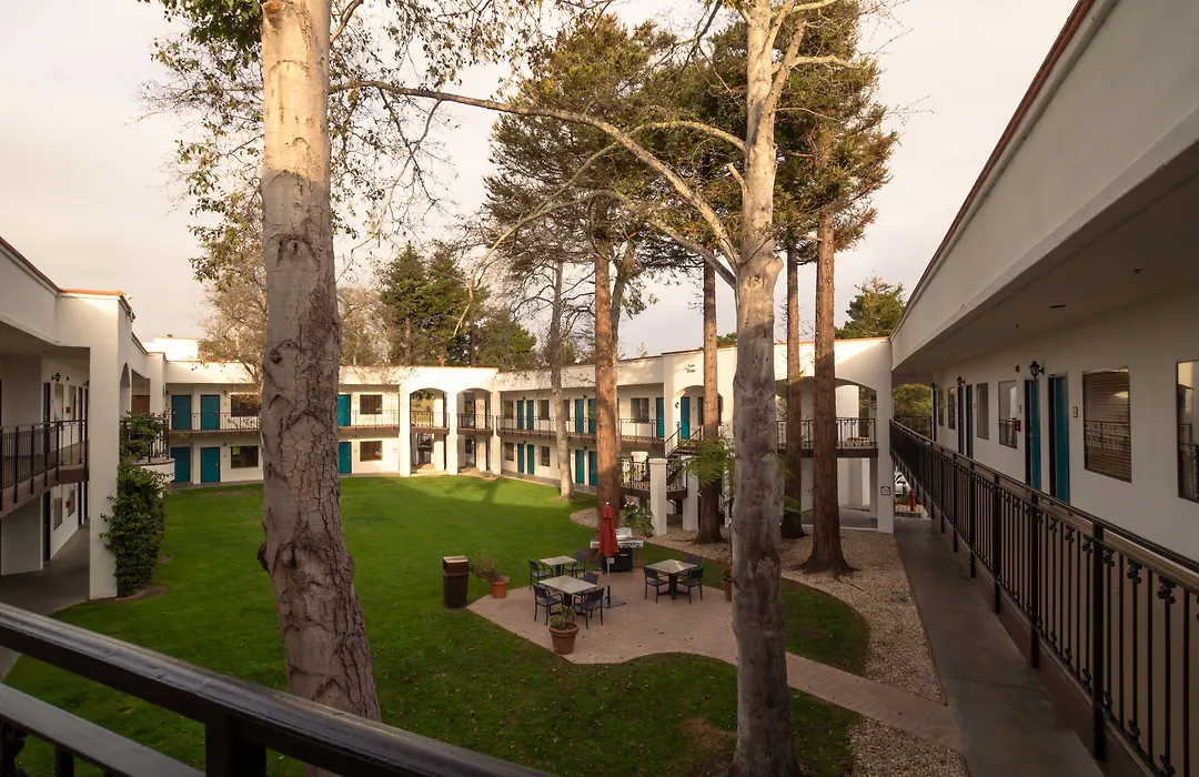 Oxford Suites Pismo Beach-1