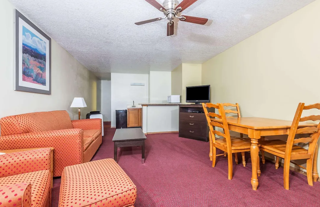 Days Inn By Wyndham Pueblo-1