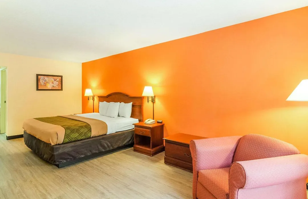 Econo Lodge Inn & Suites Gulfport Airport-1