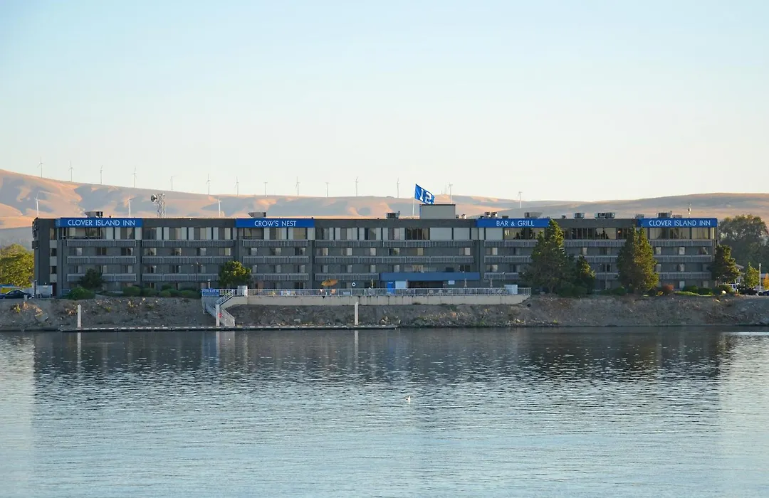 Clover Island Inn-1
