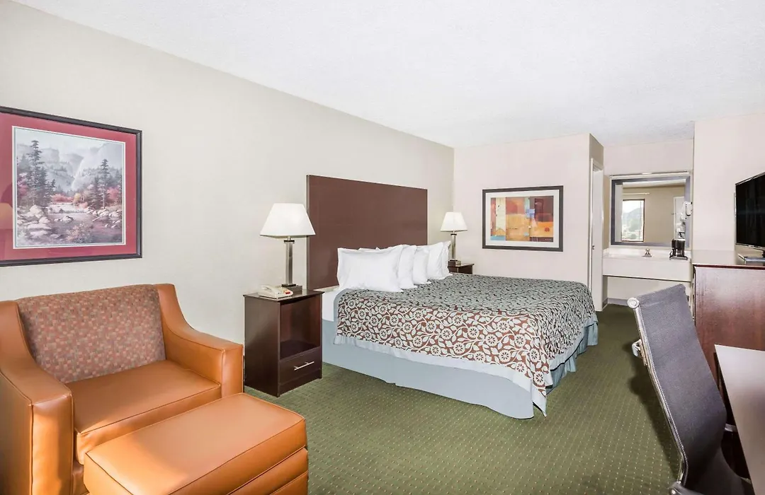 Days Inn By Wyndham Hendersonville-1