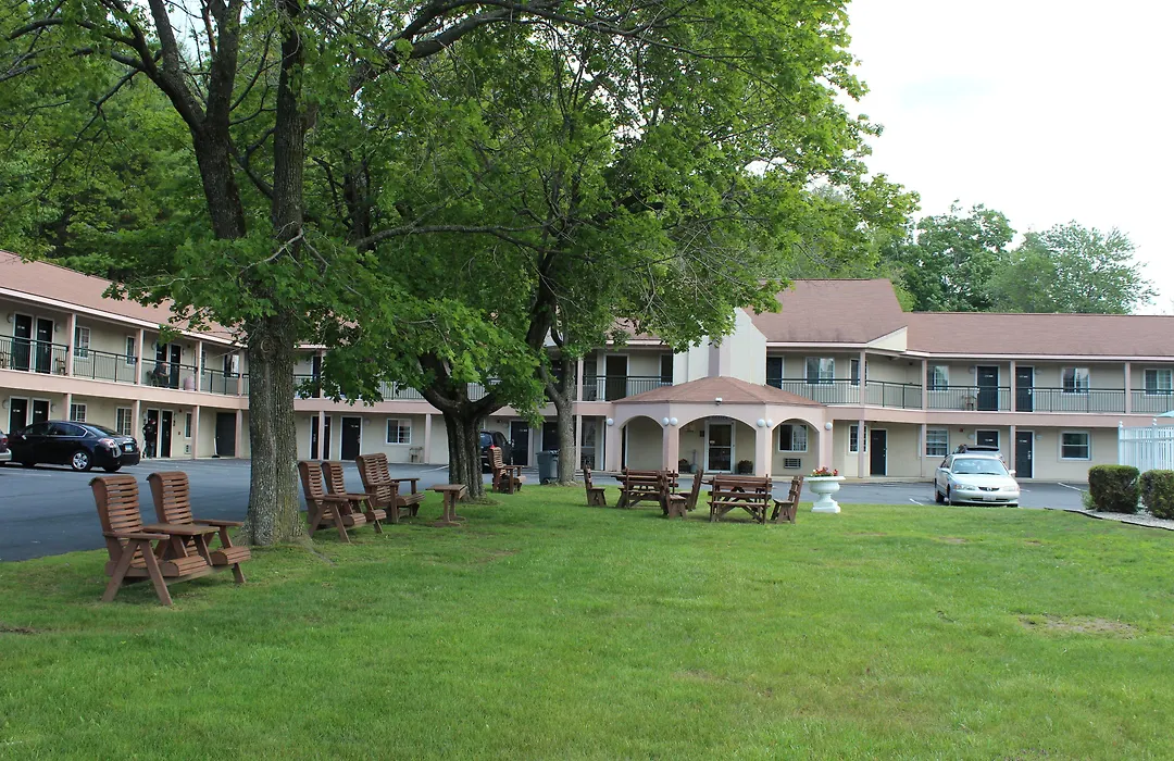 Howard Johnson By Wyndham Lenox-1