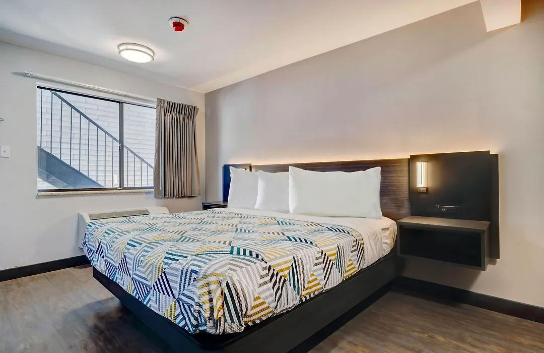 Econo Lodge-1