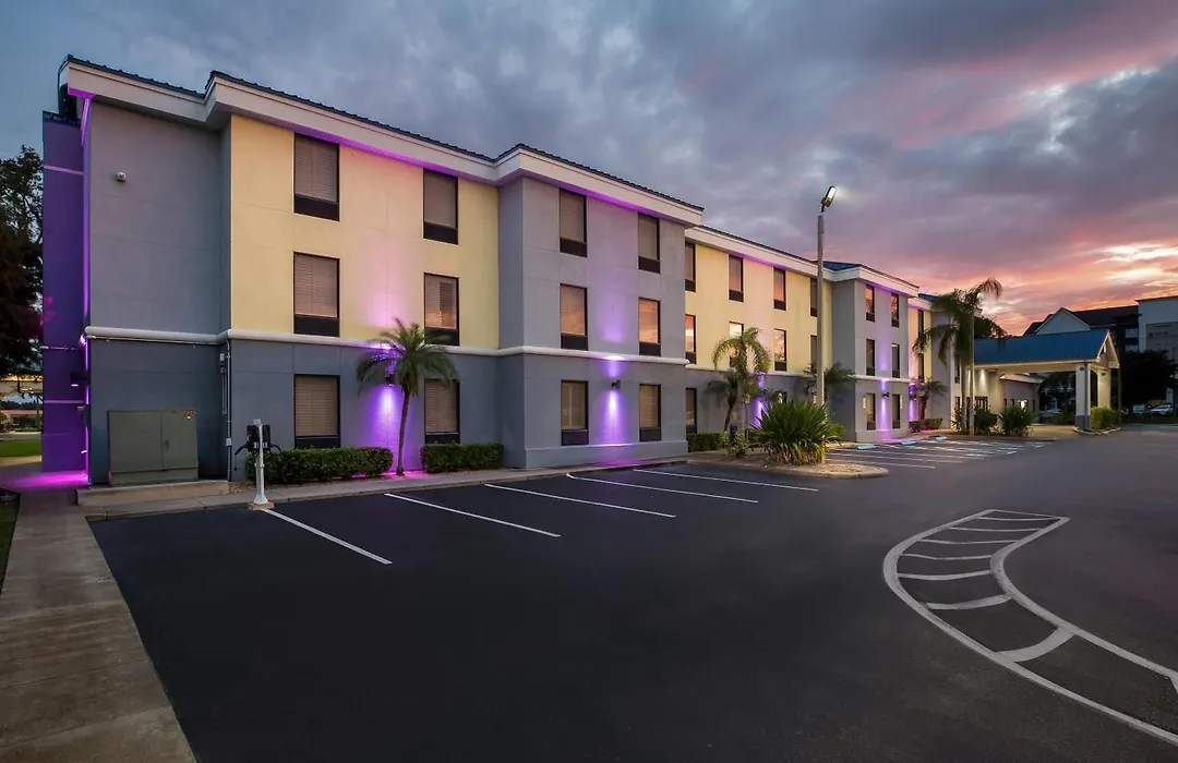 Days Inn & Suites By Wyndham Lakeland-1