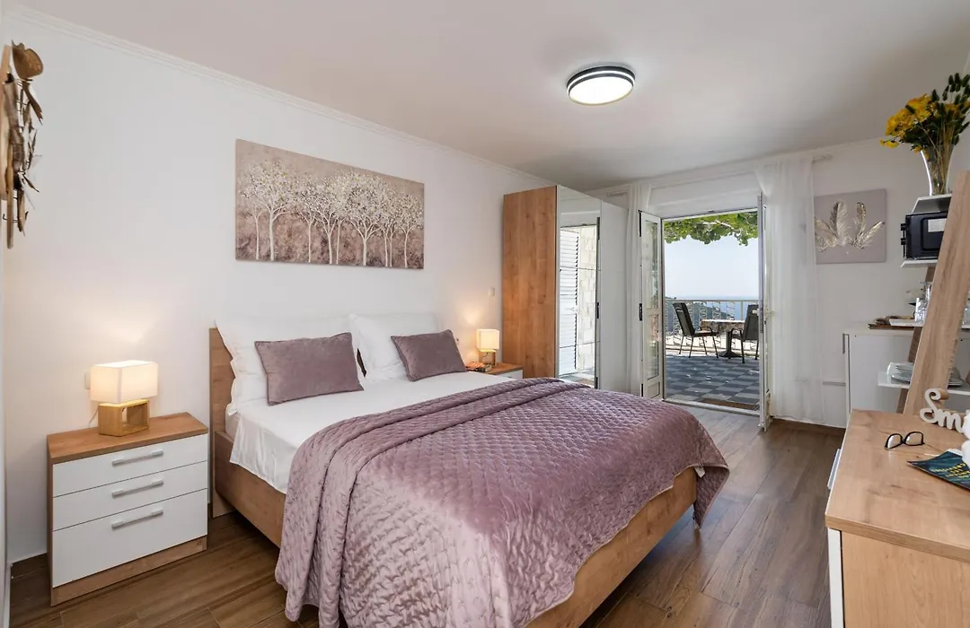 Apartments And Room Lora-1