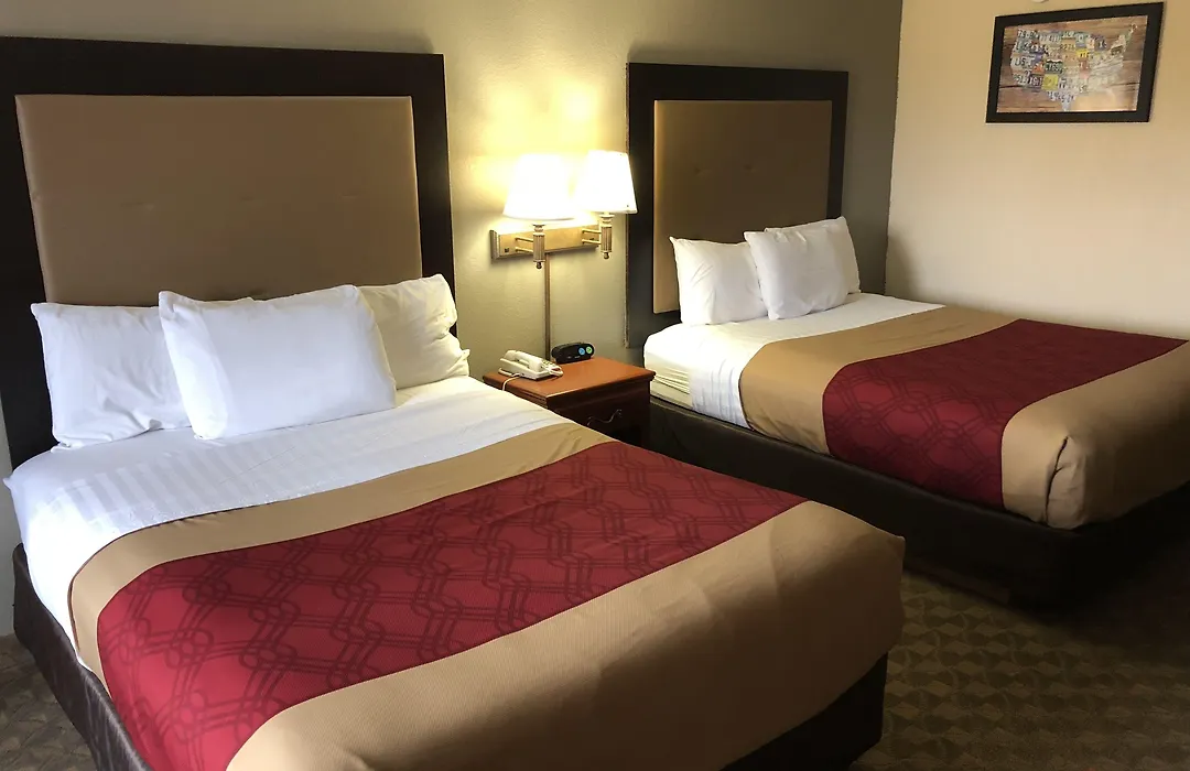 Econo Lodge Hillsboro I-35-1