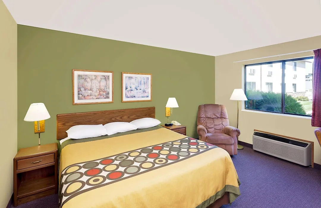 Super 8 By Wyndham Dyersville-1