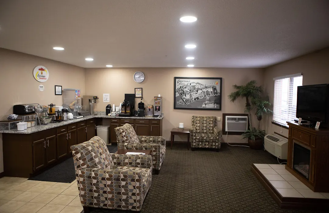 Super 8 By Wyndham Fairmont-1