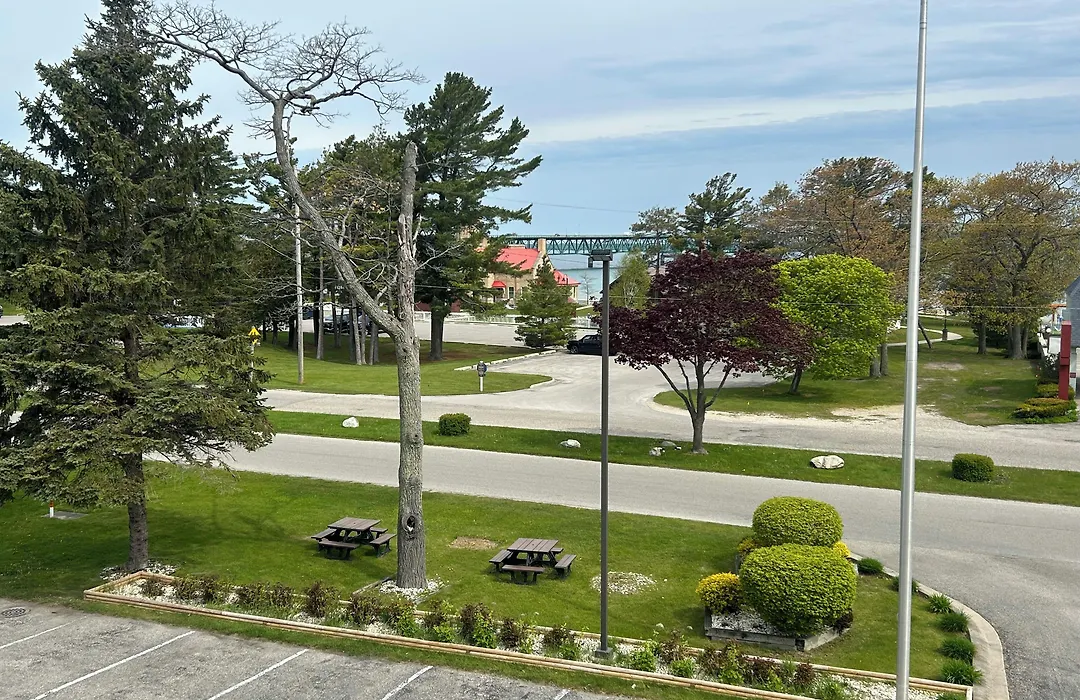 Super 8 By Wyndham Bridgeview Of Mackinaw City-1