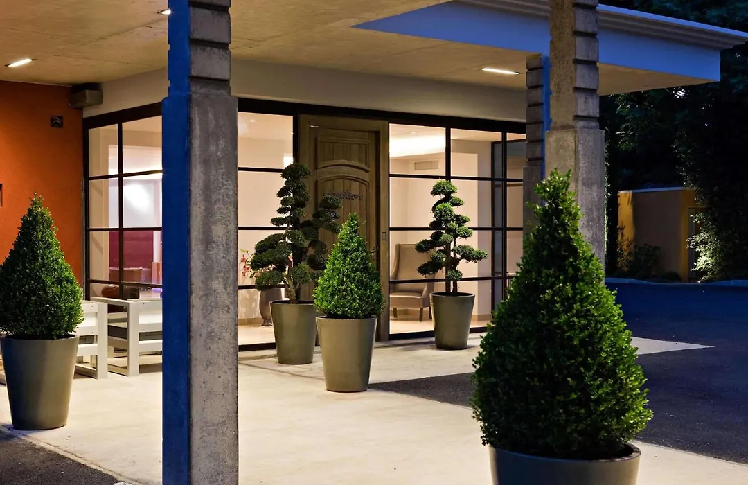 Best Western Plus Le Lavarin-1