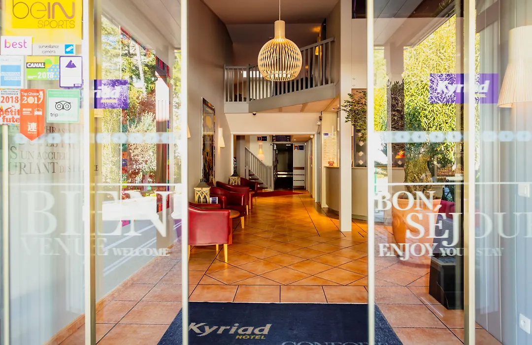 Brit Hotel Confort Nîmes Ouest - A9 sortie 25 - Pdj dès 5h30 - Parking PV - Terrasse&jardin - Pet friendly - Séminaire - Accueil groupe-1
