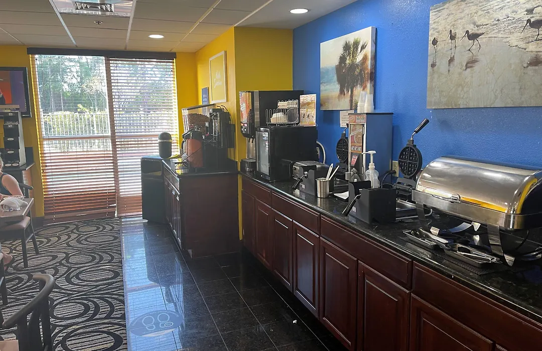Days Inn & Suites By Wyndham Fort Pierce I-95-1