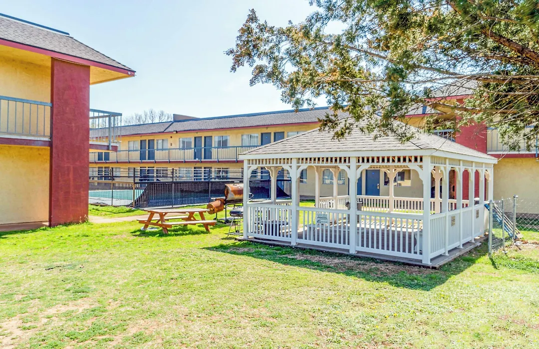 Castle Inn & Suites By Oyo Chickasha-1
