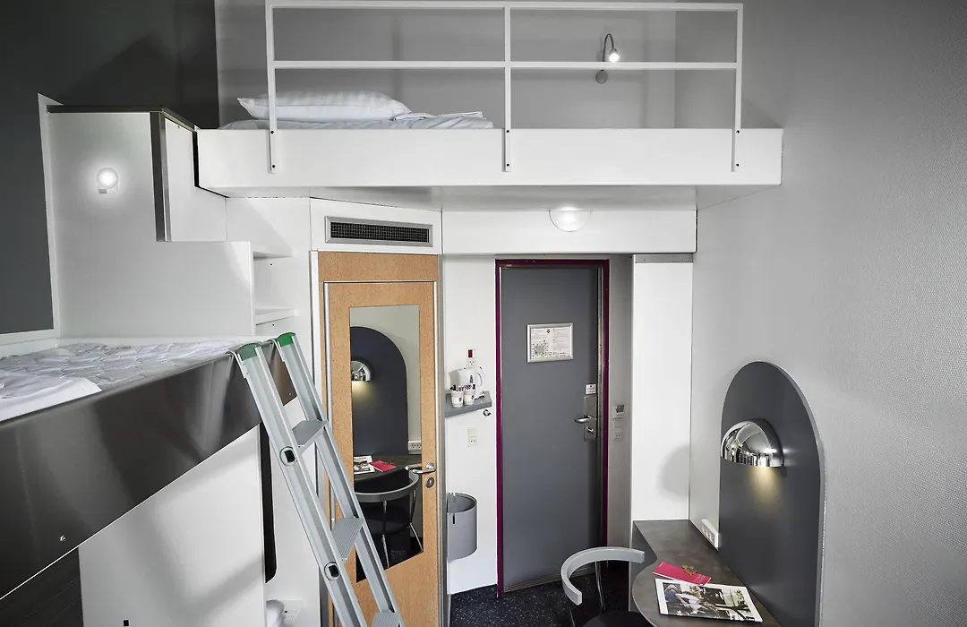Cabinn Express-1