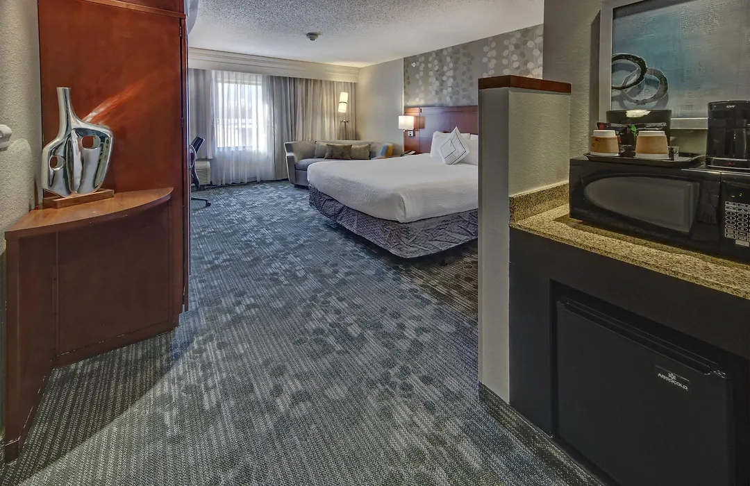 Courtyard By Marriott Alexandria-1