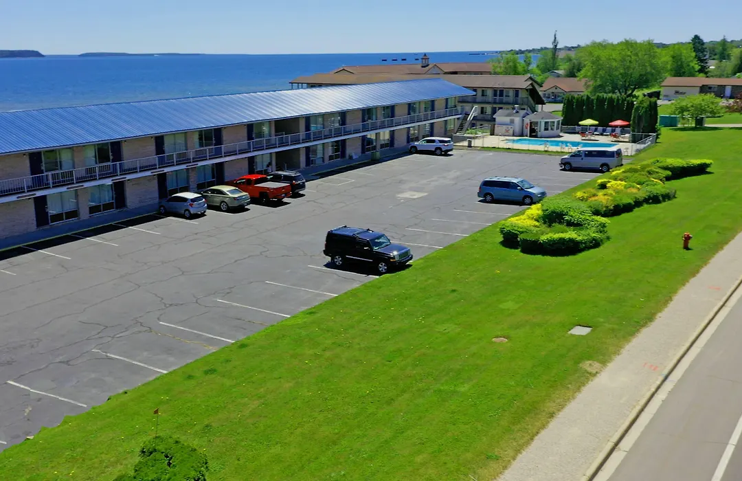 Days Inn & Suites By Wyndham St. Ignace Lakefront-1