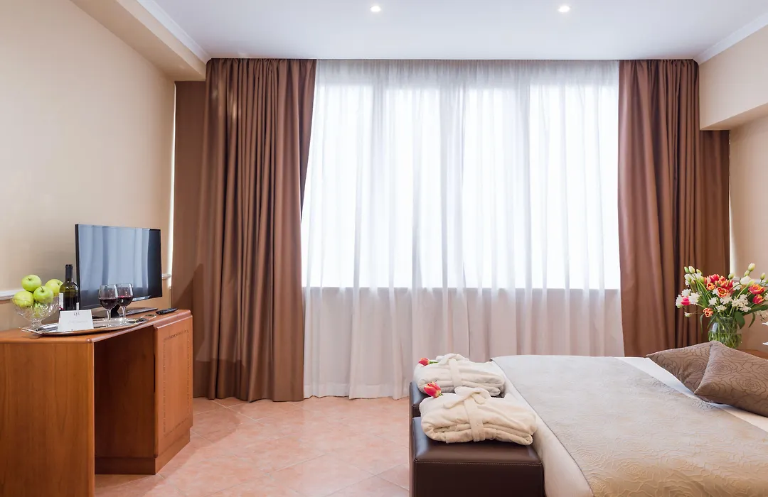 Raeli Hotel Lux-1