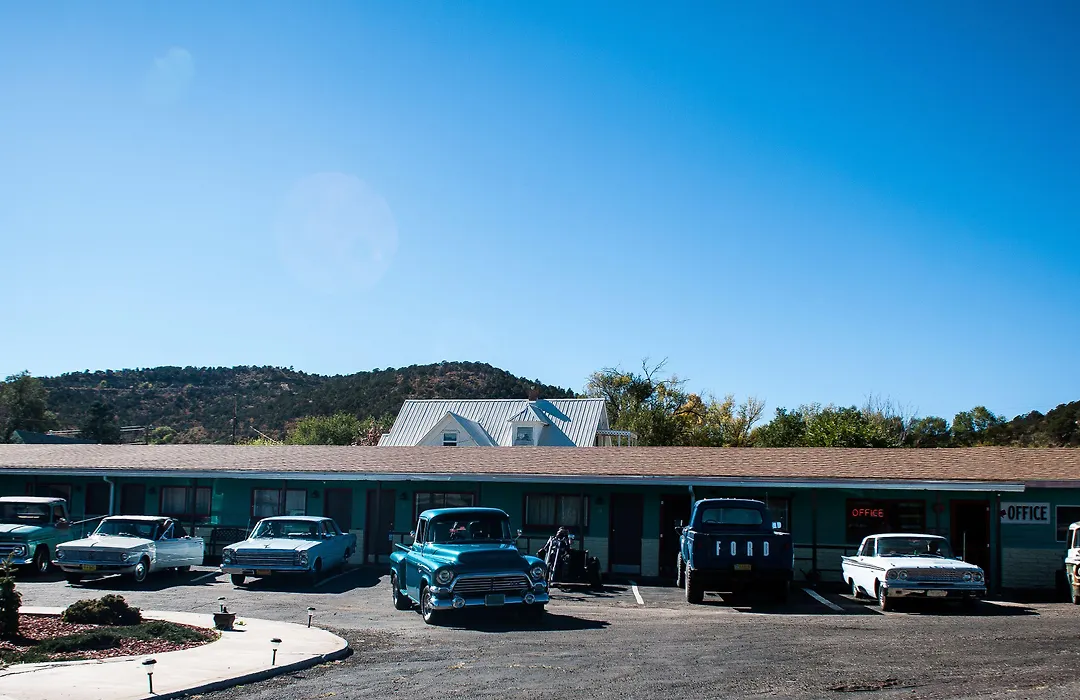 Raton Pass Motor Inn-1