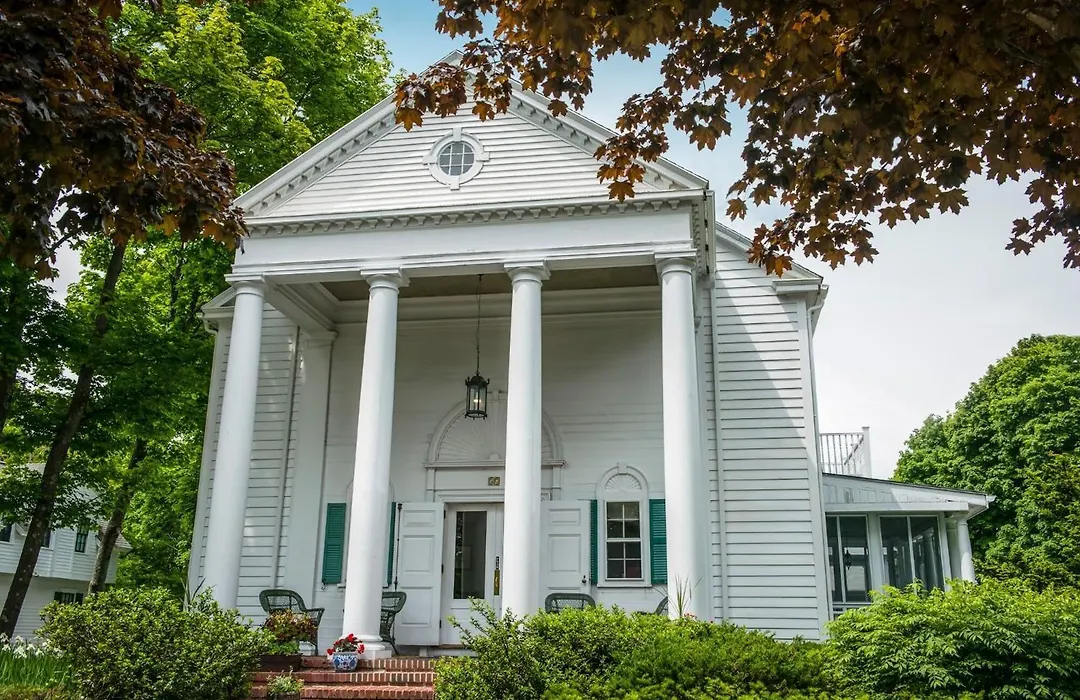 Anne'S White Columns Inn-1