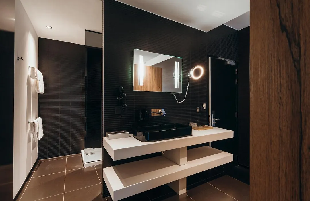 Carbon Hotel-1
