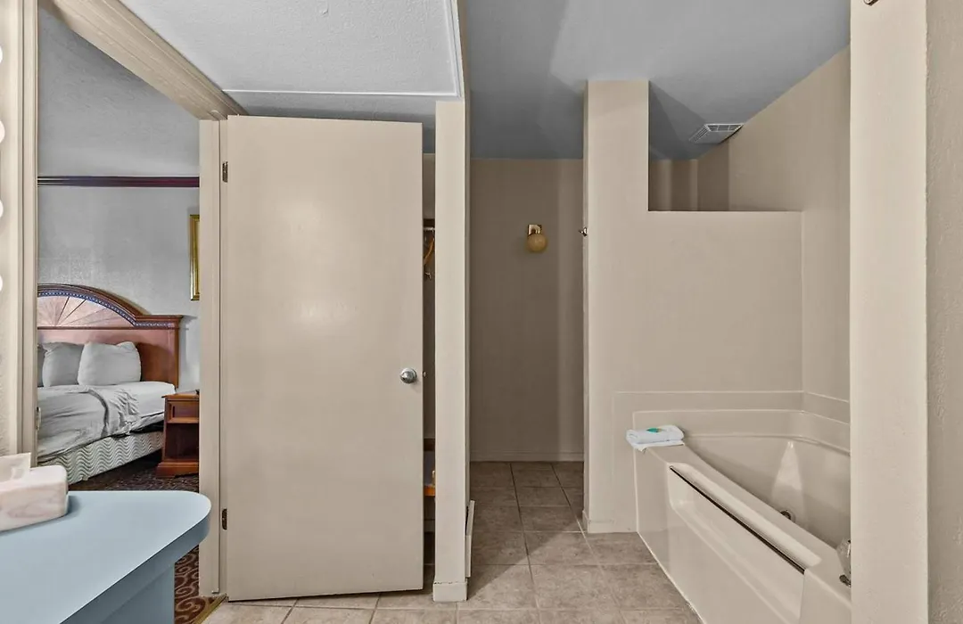 Red Arrow Inn & Suites, A Travelodge By Wyndham-1