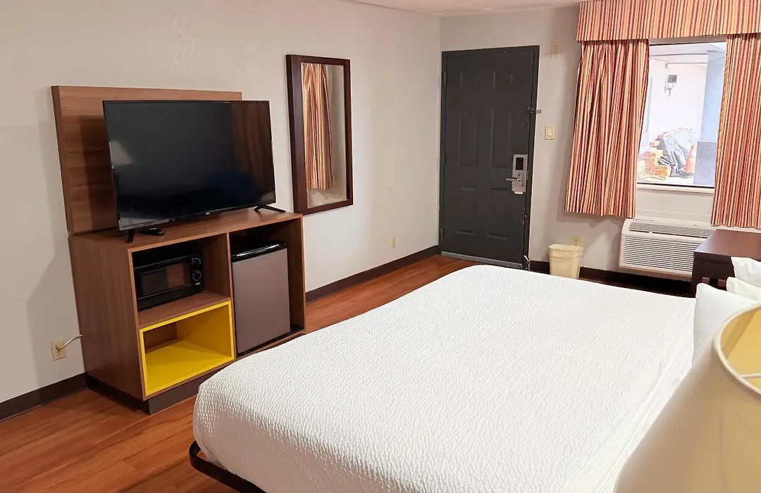 Days Inn & Suites By Wyndham Winnie-1