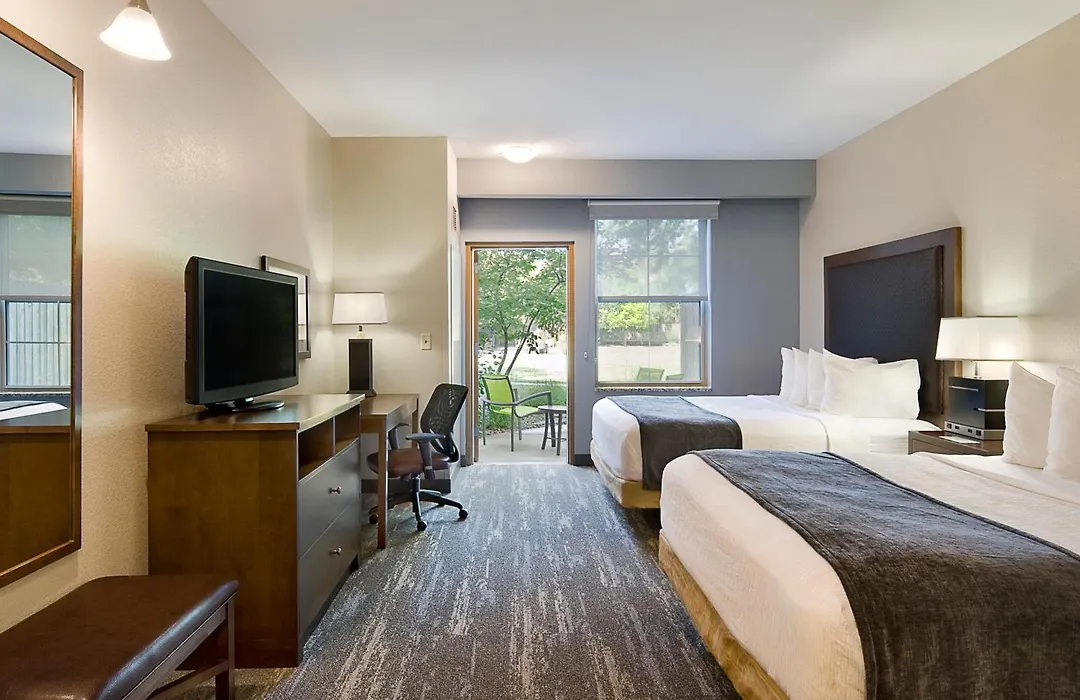Clubhouse Hotel And Suites-1