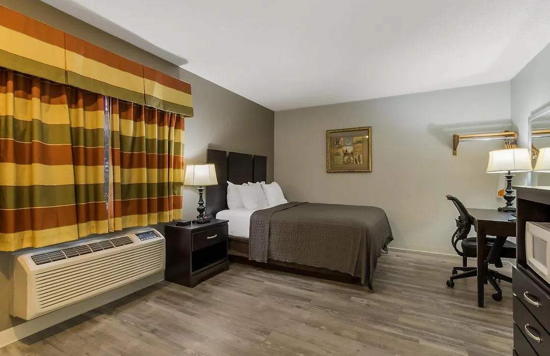 Econo Lodge Inn & Suites Yankton-1