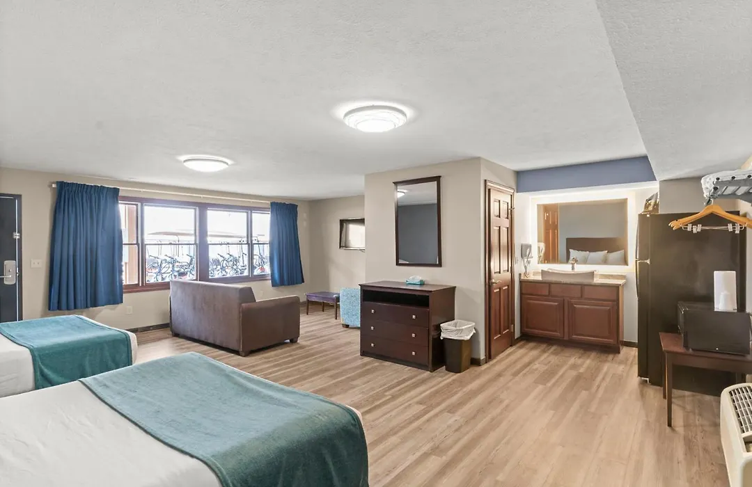 Edgewater Hotel And Suites-1