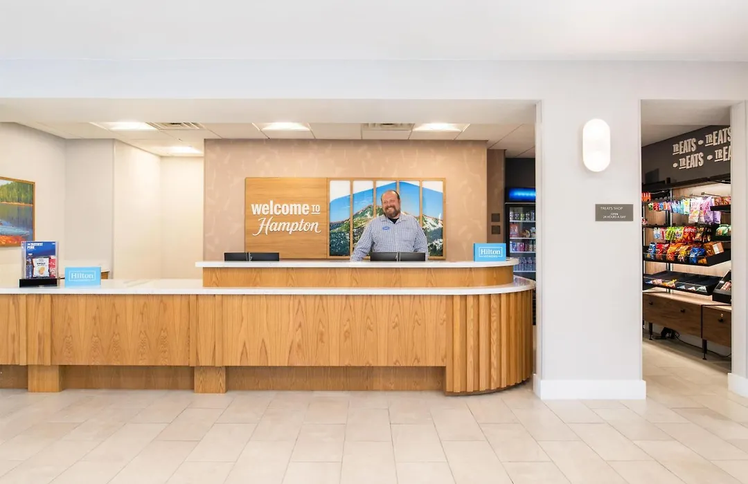 Hampton Inn & Suites Redding-1
