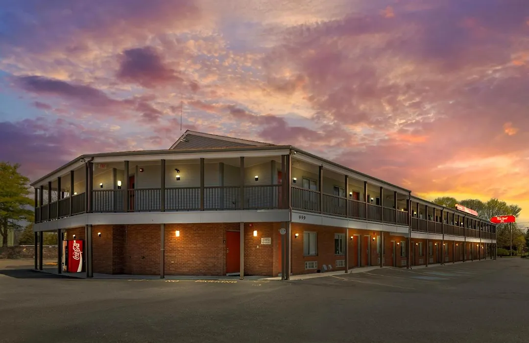 Red Roof Inn & Suites Swansea-1