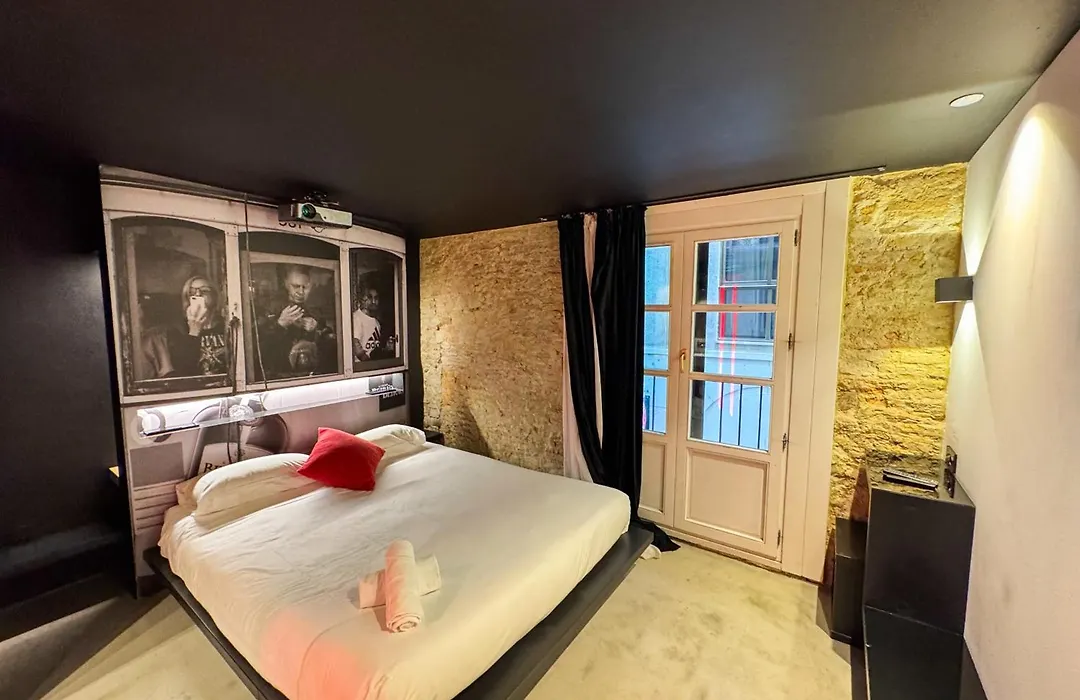 The Black Boutique -- Turistea Suites-1