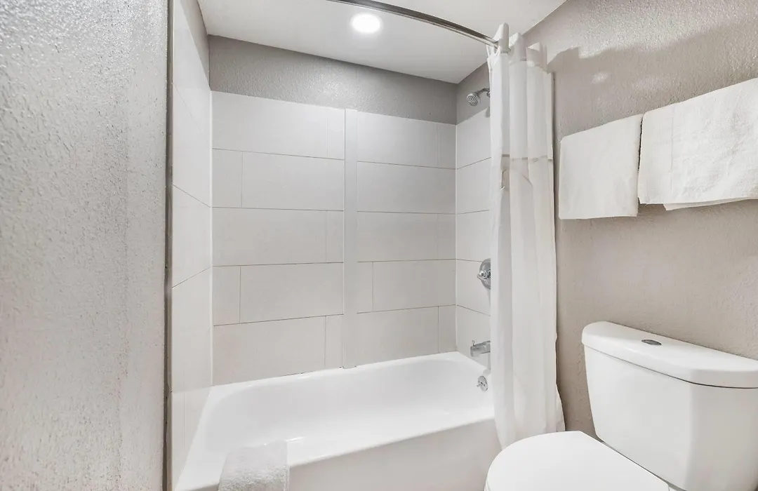 Travelodge By Wyndham Norfolk Airport-1